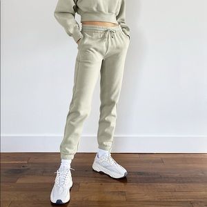 TNA CozyAF Perfect sweatpant in M feather grey